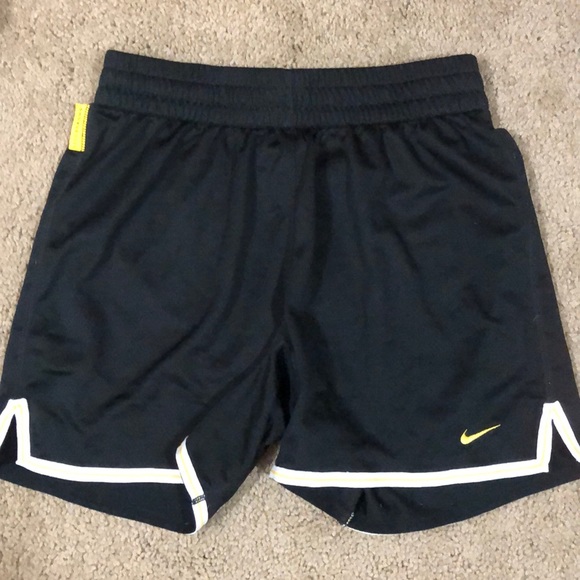 💜 Nike Live Strong Shorts 💜 - Picture 1 of 5